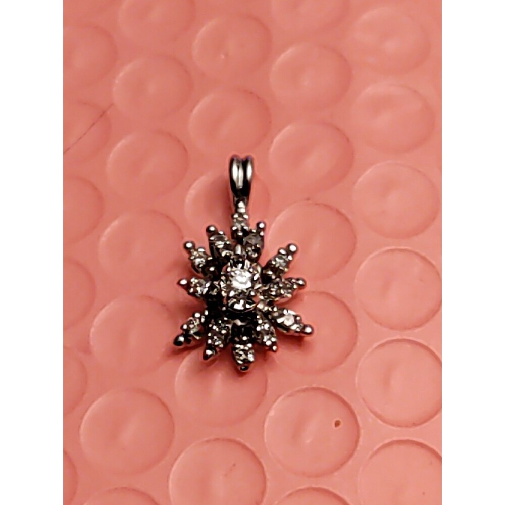 14 K White Gold Diamond Flower Pendant 2.49 G 21.4 MM X  12.5 MM